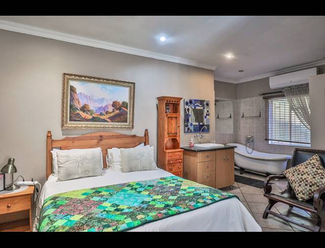 11 BEDROOM GUEST HOUSE FOR SALE IN PROTEA PARK
